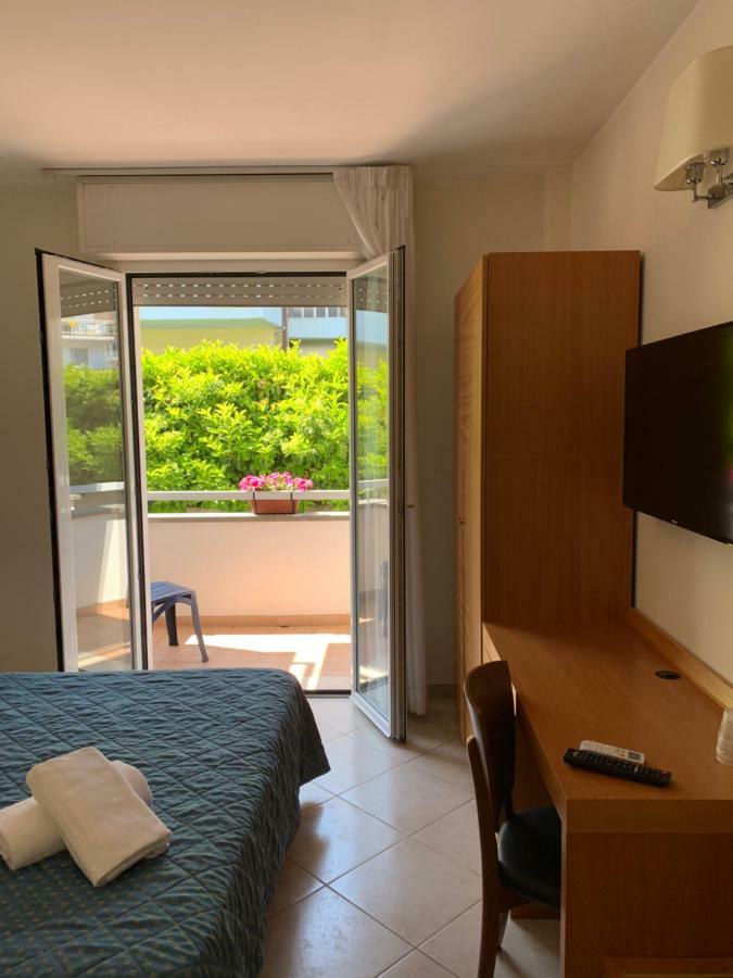 Hotel Mare Azzurro Террачина Екстер'єр фото