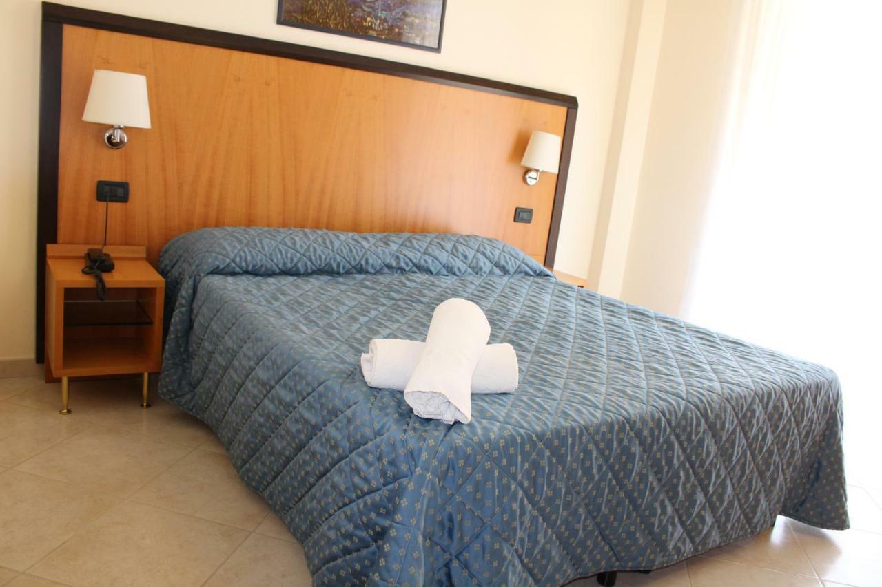 Hotel Mare Azzurro Террачина Екстер'єр фото