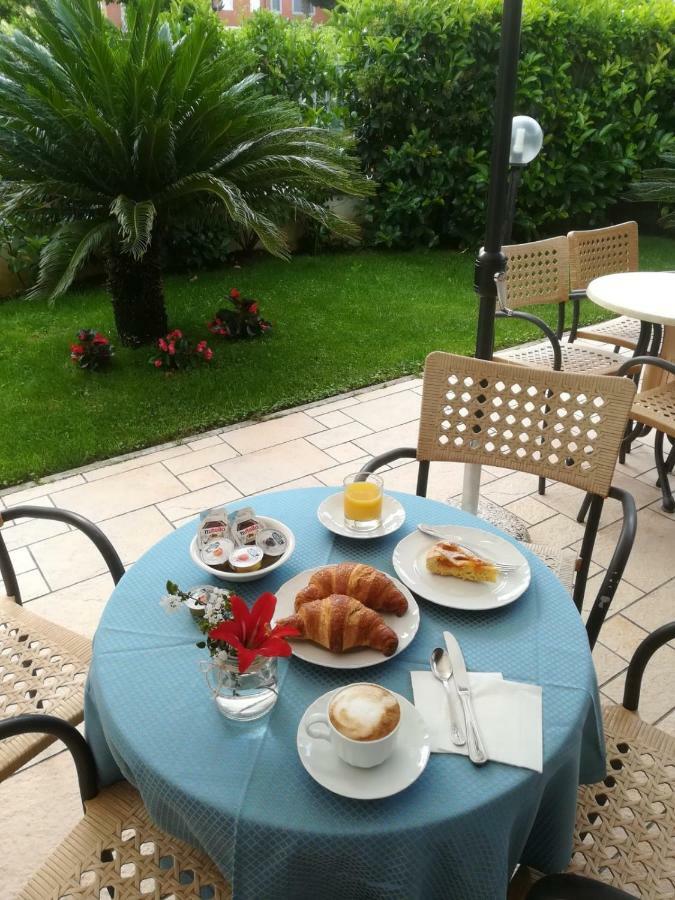 Hotel Mare Azzurro Террачина Екстер'єр фото